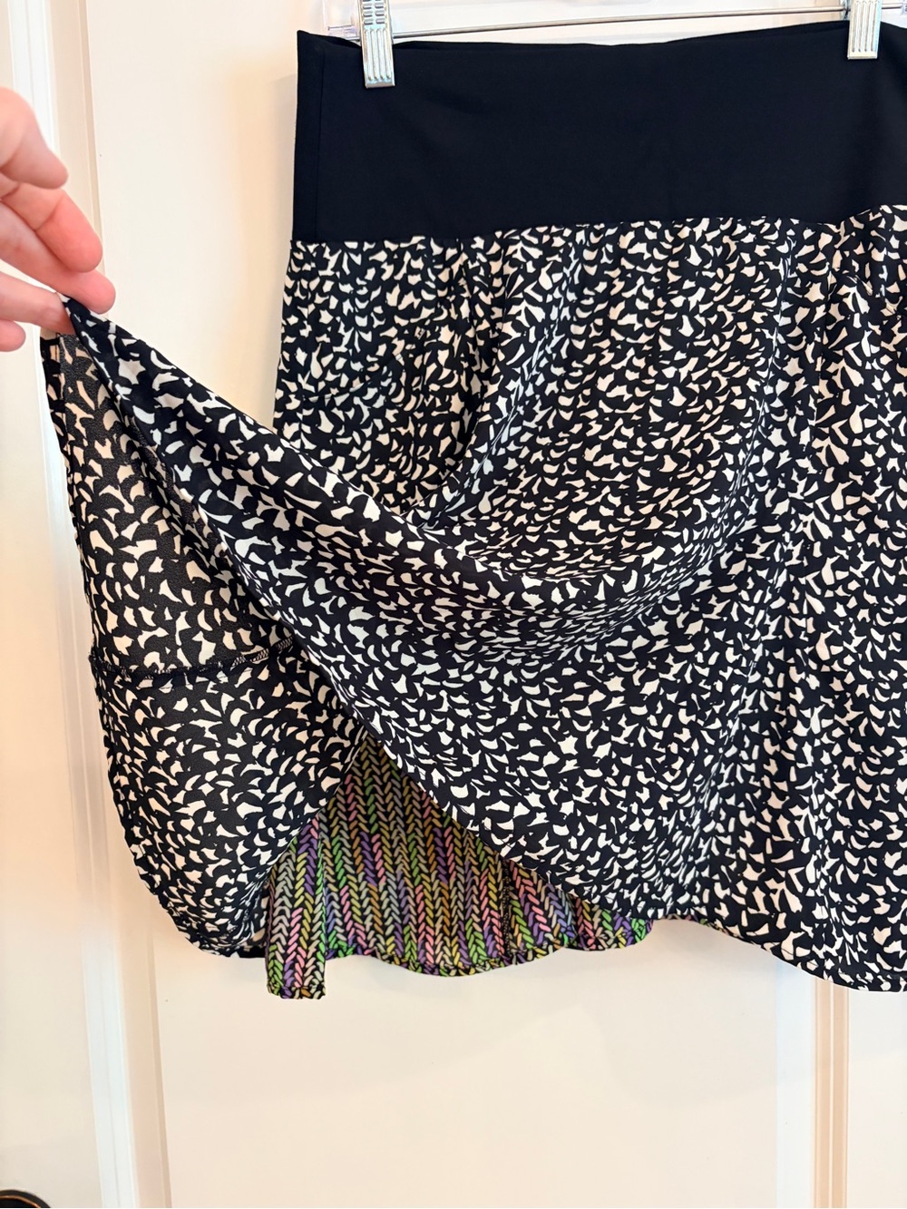 Cabi Reversible Stretch Waist Skirt Medium Black White & Multicolor Print - Picture 6 of 7